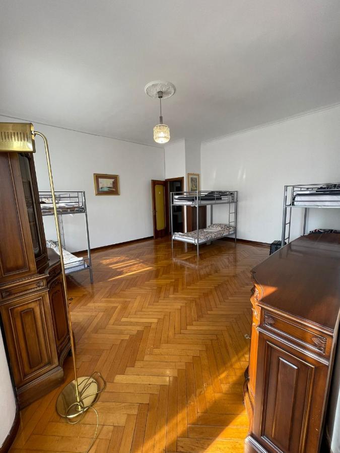 Hostel Corner 32 Milan Bagian luar foto