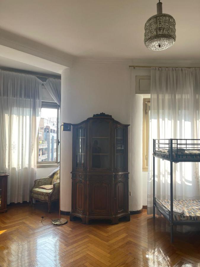 Hostel Corner 32 Milan Bagian luar foto