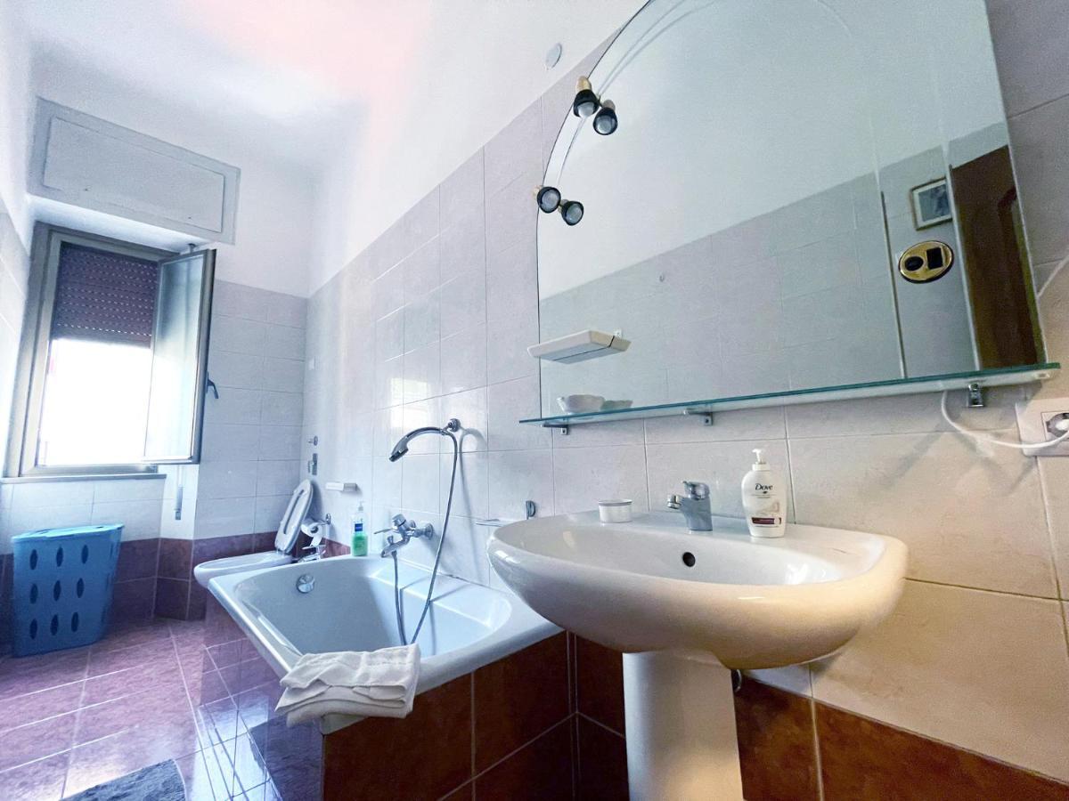 Hostel Corner 32 Milan Bagian luar foto